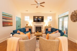Smart TV, fireplace, books - Golf Cart, Dog Friendly, Close to Everything! (Carolina Beach)