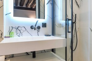 Apartment | Bathroom | Hair dryer, towels, shampoo