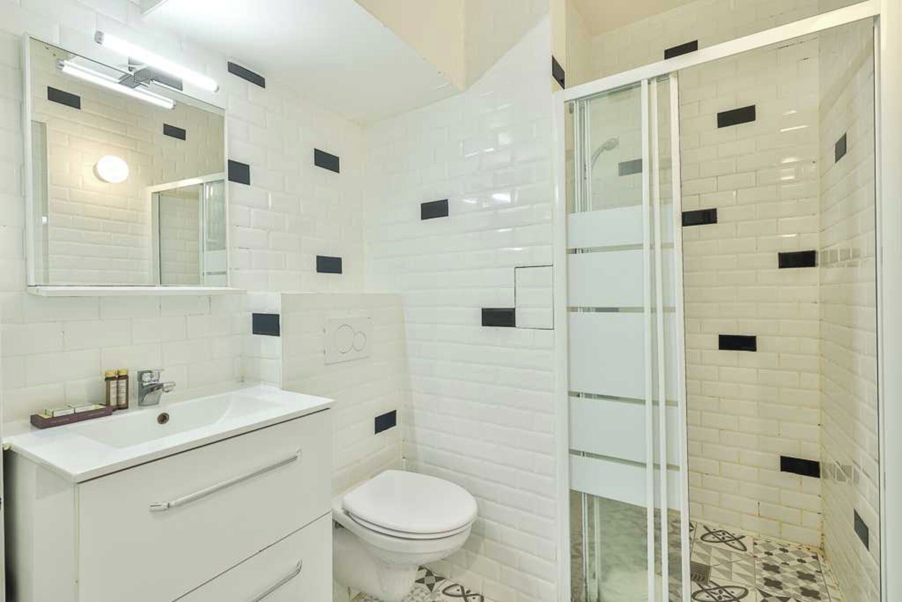 Appartement | Salle de bain | Sèche-cheveux, serviettes fournies, shampoing