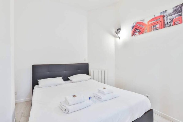 Apartment | 1 bedroom, laptop workspace, iron/ironing board, bed sheets