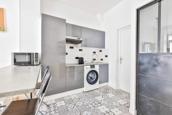 Appartement | Cuisine privée | Réfrigérateur, micro-ondes, plaque de cuisson, cafetière/bouilloire