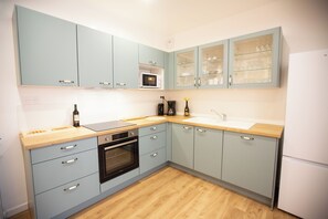 ثلاجة، ميكروويف، فرن، موقد طهي مسطح