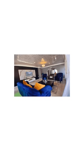 Lobby - Cozy 4-bedroom home in a quiet Bulawayo neighborhood 15 minutes from city noise. (Nkulumani)