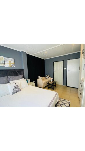 4 bedrooms, iron/ironing board, WiFi, bed sheets - Cozy 4-bedroom home in a quiet Bulawayo neighborhood 15 minutes from city noise. (Nkulumani)