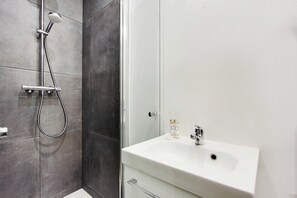 Apartment | Badezimmer | Haartrockner, Handtücher, Shampoo