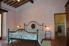 2 habitaciones, cuna de viaje, wifi gratis y ropa de cama