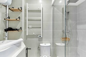 Apartment | Bathroom | Hair dryer, soap, shampoo