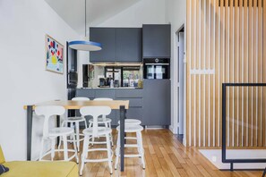 Apartment | Dining - Marais Area - Outdoor Patio - A/C - 2bdr (Paris)