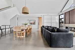 House | 4 bedrooms, Internet - Maple on Albert Berry - by Linnaeus Collection (Berry)