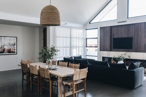 4 bedrooms, Internet - Maple on Edward Berry - by Linnaeus Collection (Berry)