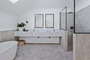 4 bedrooms, Internet - Maple on Edward Berry - by Linnaeus Collection (Berry)