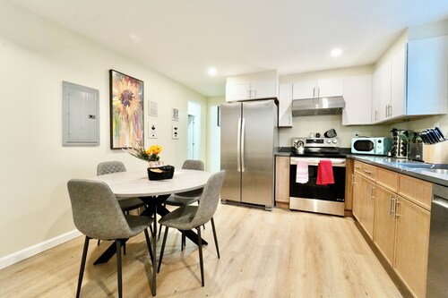 Cozy 4BD/2BA Near Boston-Encore-T-Station & Diners