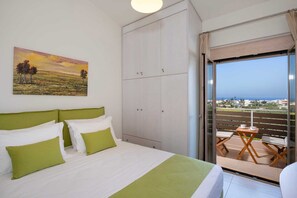 6 chambres, bureau, fer et planche à repasser, lit de bébé portatif