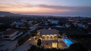 Una casa grande con piscina, cancha de tenis y cancha de baloncesto.