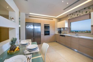 Réfrigérateur, four à micro-ondes, un four, lave-vaisselle