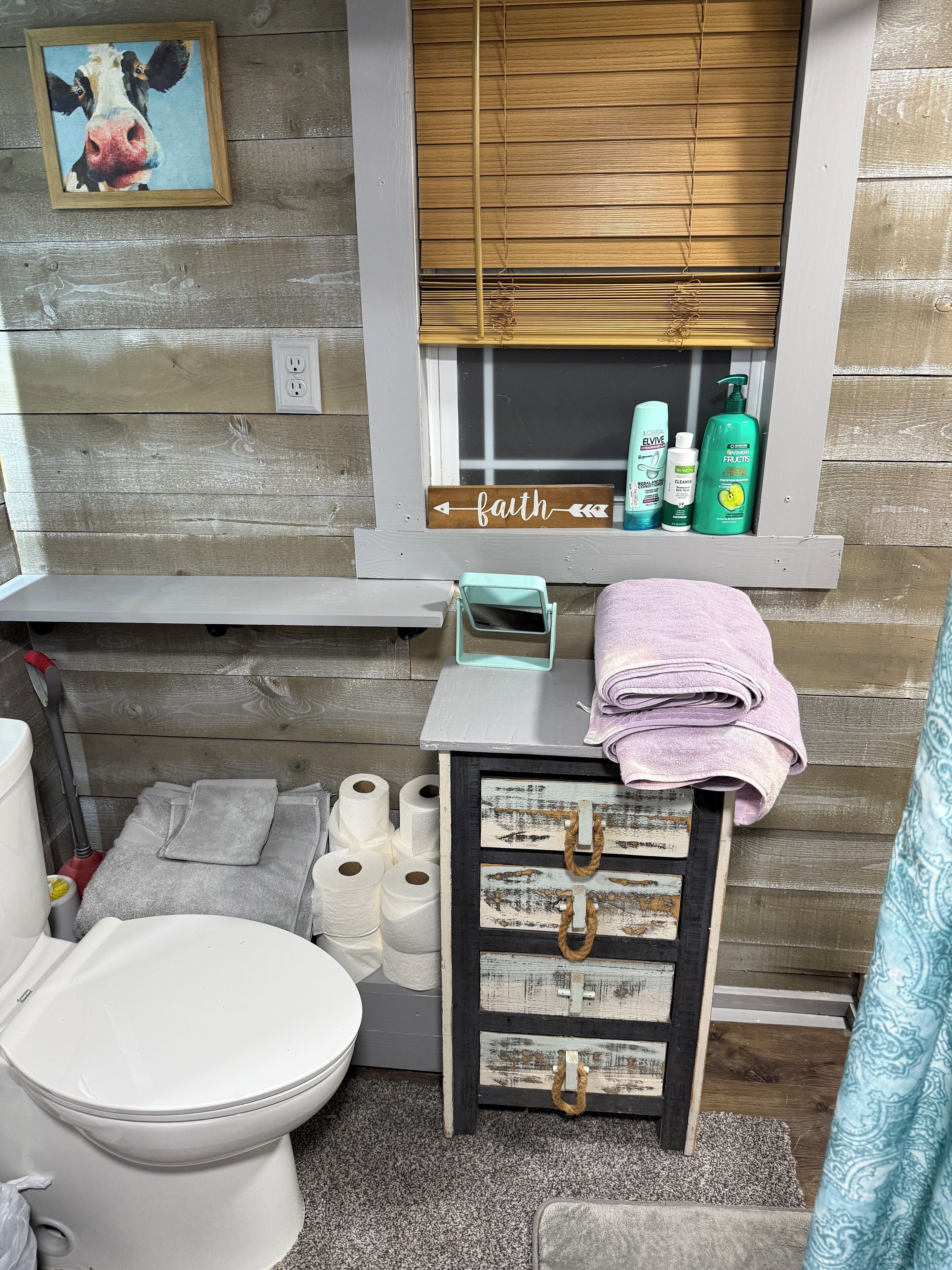 Secador de cabelo, toalhas de banho, sabonete, papel higiênico