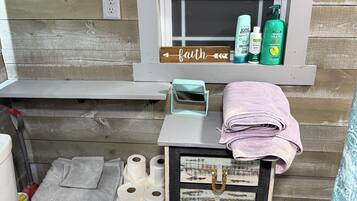 Secador de cabelo, toalhas de banho, sabonete, papel higiênico