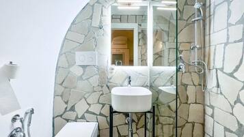 Dusche, Haartrockner, Handtücher, Seife