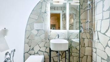 Douche, sĂšche-cheveux, serviettes fournies, savon