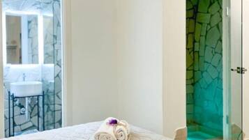 Douche, sĂšche-cheveux, serviettes fournies, savon