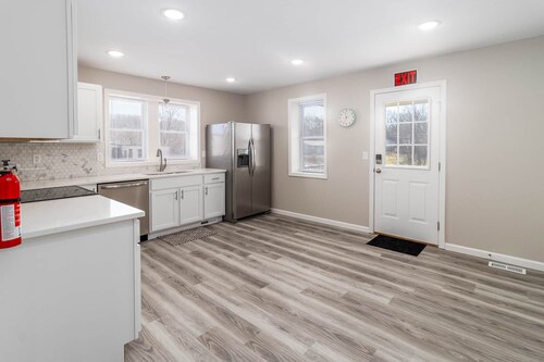 Spacious 3 bed 3 bath unit in downtown Hermann