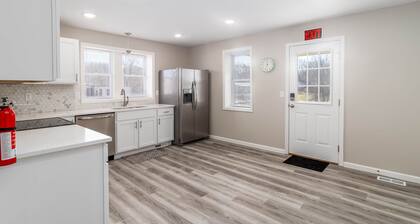 Spacious 3 bed 3 bath unit in downtown Hermann