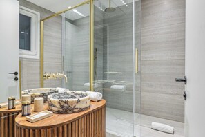 Appartement | Badkamer | Een haardroger, handdoeken, shampoo