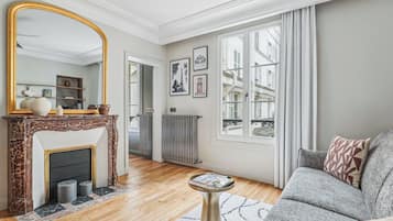 Apartamento | Área de estar | Lareira