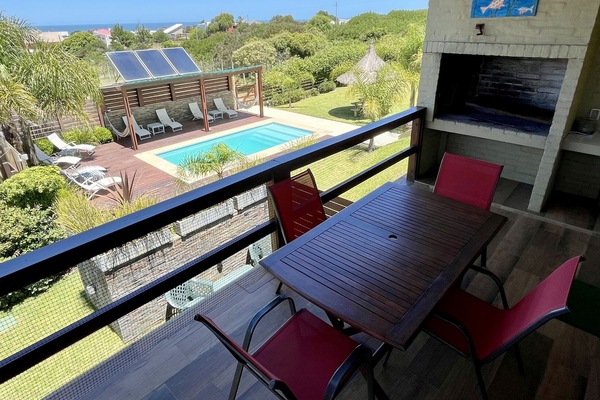 Terraza con parrillero. Vista al océano y jardín
