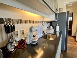 Kjøleskap, mikrobølgeovn, ovn og kokeplater