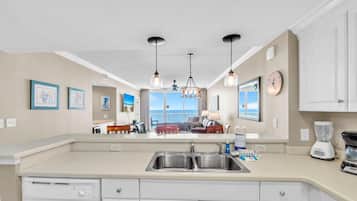 Condo, várias camas (Majestic Beach Towers 2-1608) | Cozinha privada