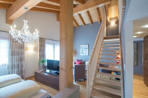 Suíte luxo, sacada, vista para a montanha | Cofres nos quartos, escrivaninha, Wi-Fi de cortesia, roupa de cama