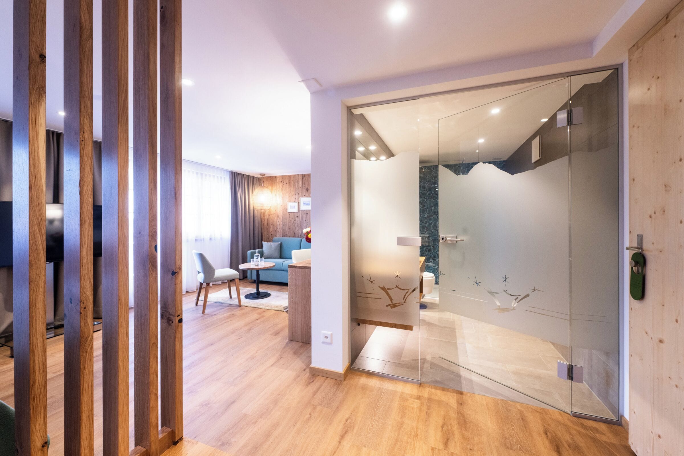 Quarto casal júnior, sacada, vista para a montanha | Cofres nos quartos, escrivaninha, Wi-Fi de cortesia, roupa de cama