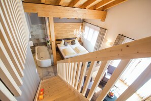 Suite Deluxe, balcón, vistas a la montaña | Caja fuerte, escritorio, wifi gratis y ropa de cama