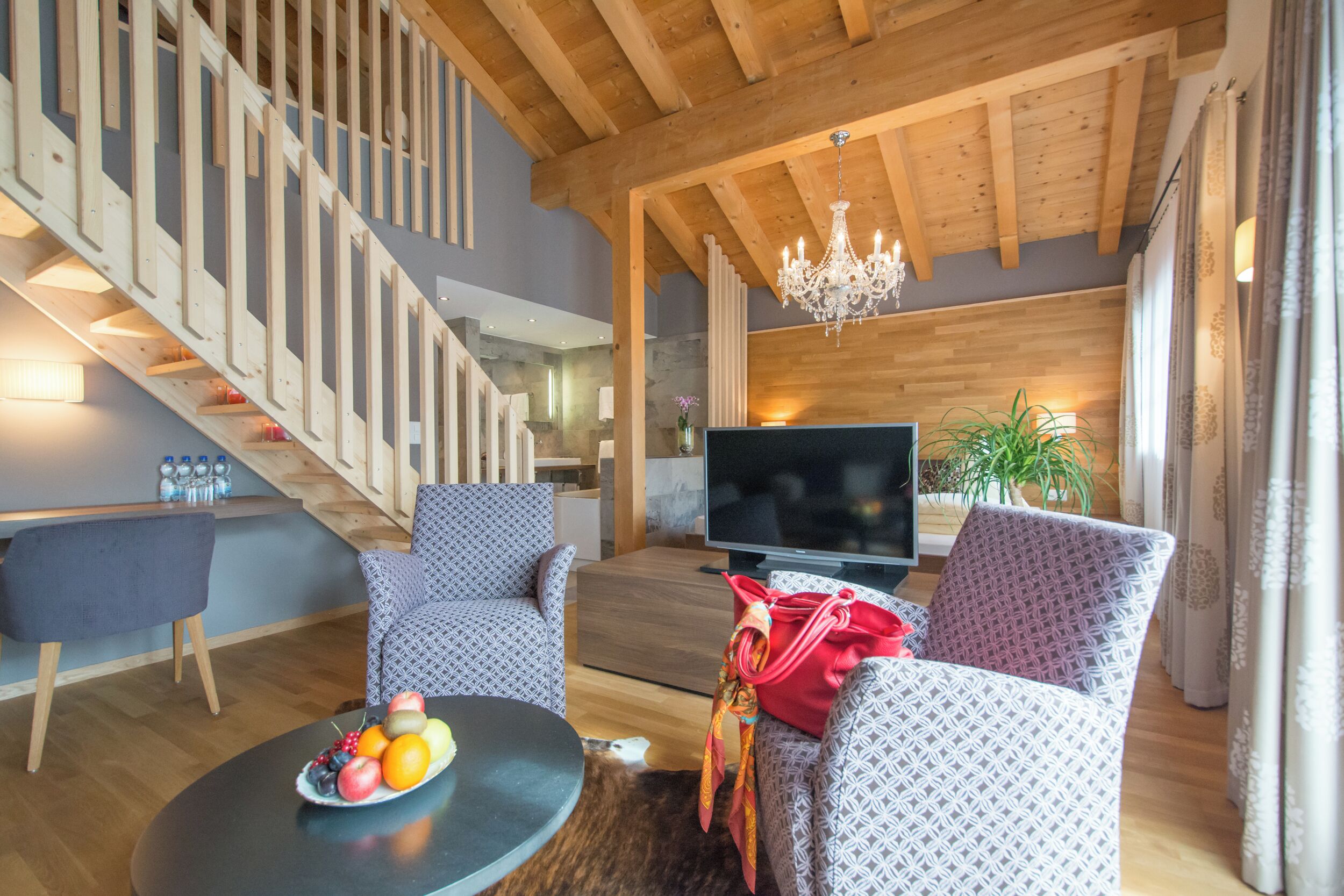 Phòng Suite Deluxe, ban công, quang cảnh núi | Két bảo mật tại phòng, bàn, truy cập Internet không dây miễn phí 