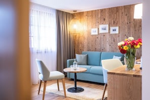 Quarto casal júnior, sacada, vista para a montanha | Cofres nos quartos, escrivaninha, Wi-Fi de cortesia, roupa de cama