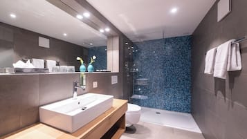 In-room safe, desk, free WiFi, bed sheets