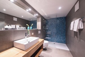 Quarto casal júnior, sacada, vista para a montanha | Cofres nos quartos, escrivaninha, Wi-Fi de cortesia, roupa de cama