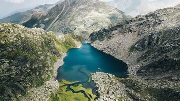 Un paysage montagneux avec un lac entouré de reliefs rocheux.