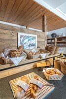 Café da manhã com buffet grátis todos os dias