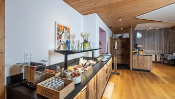 Free daily buffet breakfast