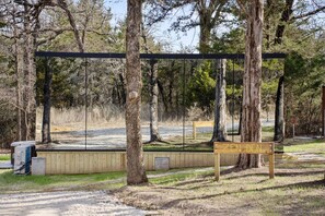 Property grounds - Spectacular Mirror House in the North Texas Hill Country (Saint Jo)