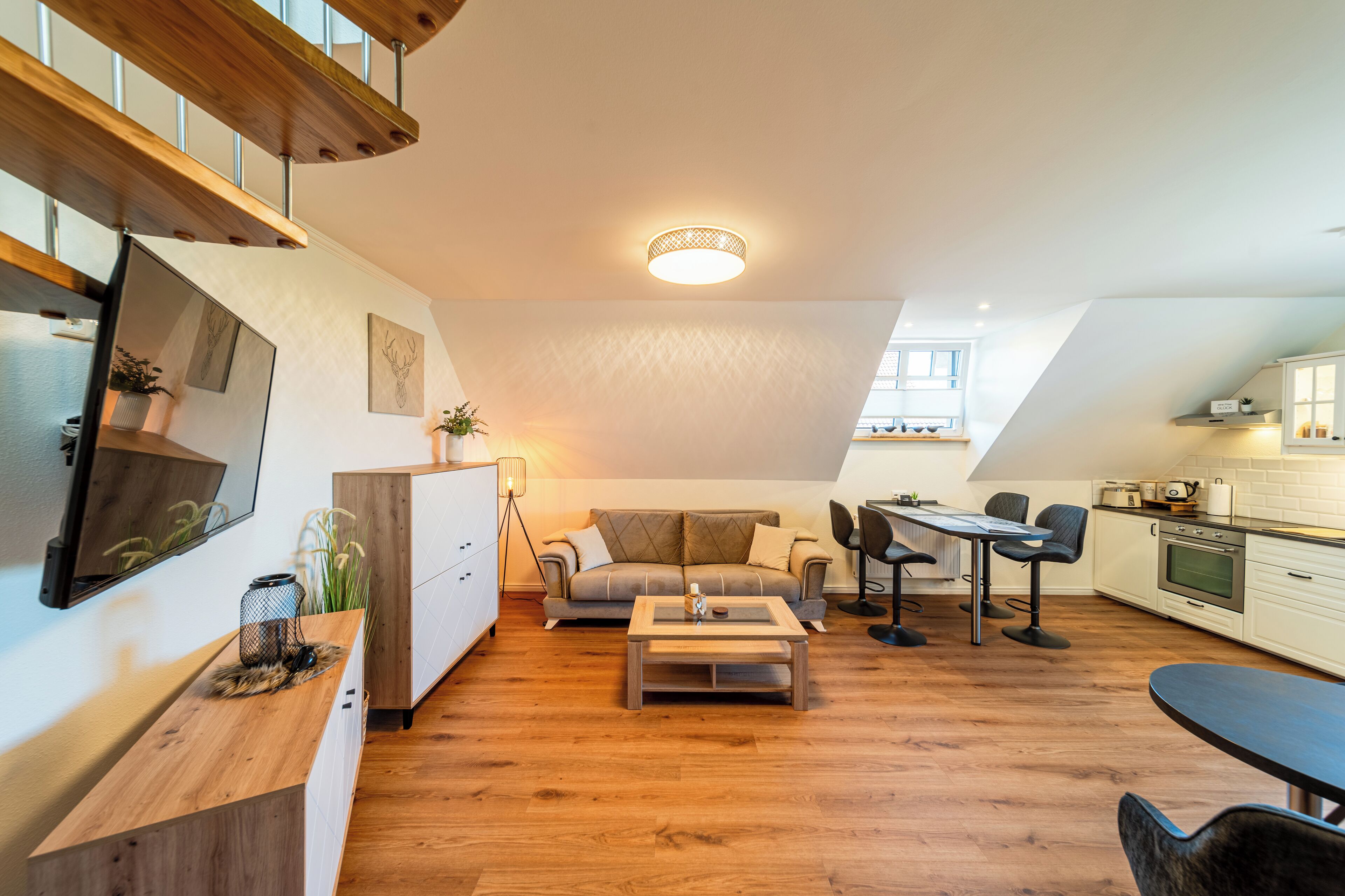 Ein modernes Loft mit Essbereich, Küche und Wohnbereich.