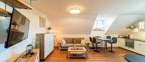 Ein modernes Loft mit Essbereich, Küche und Wohnbereich.