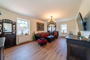 家庭公寓客房 | 起居區 | 140-公分智慧型電視、衛星頻道、Netflix、串流服務