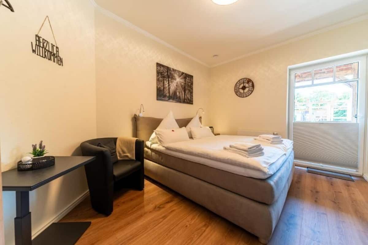 Chambre Double, vue cour intérieure | Ameublement personnalisé, rideaux occultants, chambres insonorisées