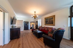 Familienapartment | Wohnbereich | 140-cm-Smart-TV mit Satellitenempfang, Netflix, Streaming-Dienste