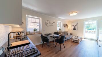 Apartment, Balkon | Wohnbereich | 140-cm-Smart-TV mit Satellitenempfang, Netflix, Streaming-Dienste