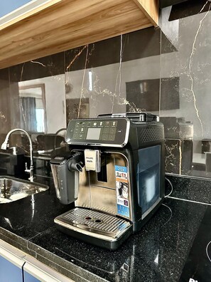 Jääkaappi, mikroaaltouuni, uuni, liesi