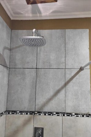 Basic-Apartment, Poolblick | Badezimmer
